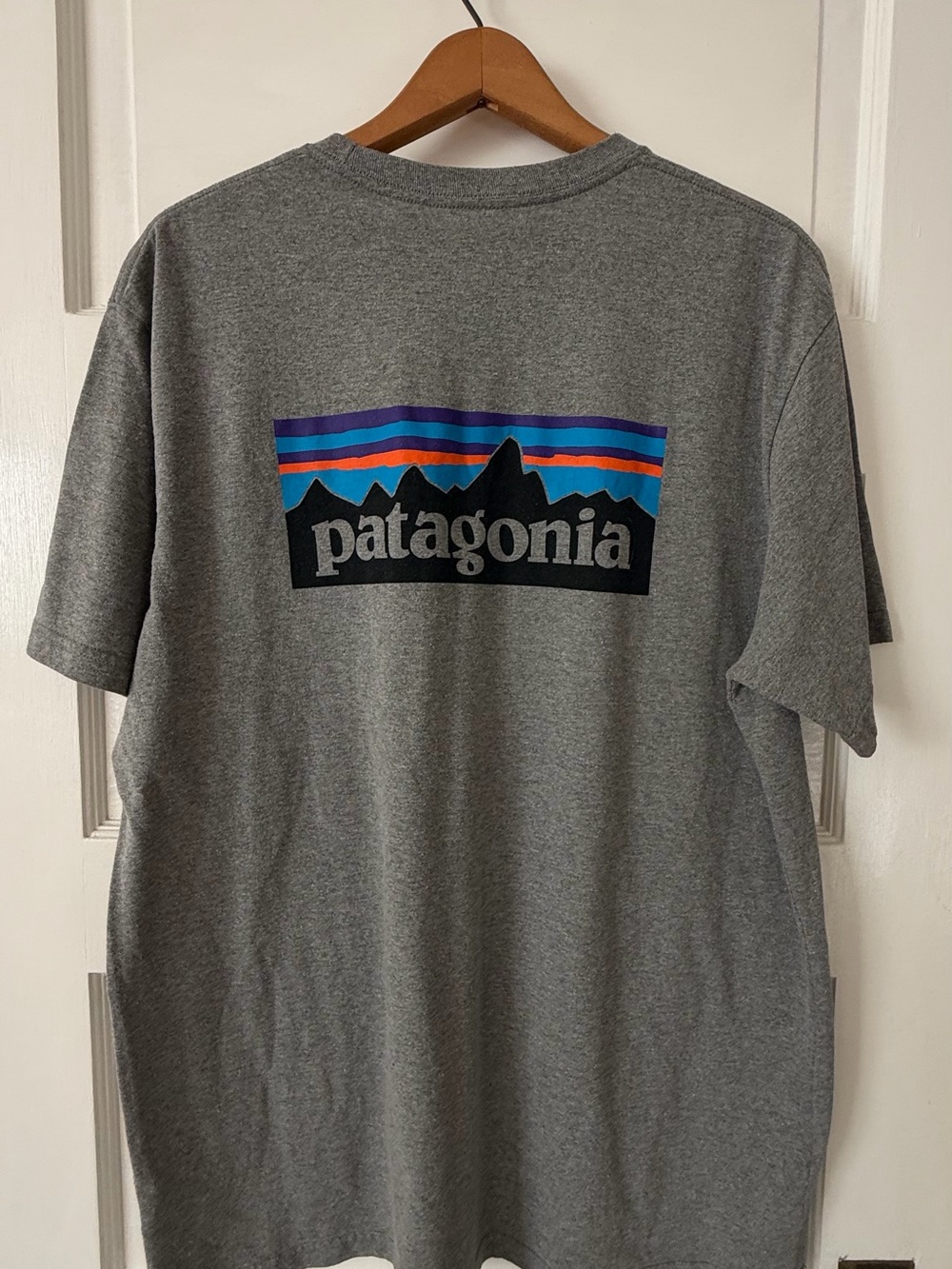 Patagonia P-6 Logo Responsibili-Tee Gray Graphic T-Shirt Size XL